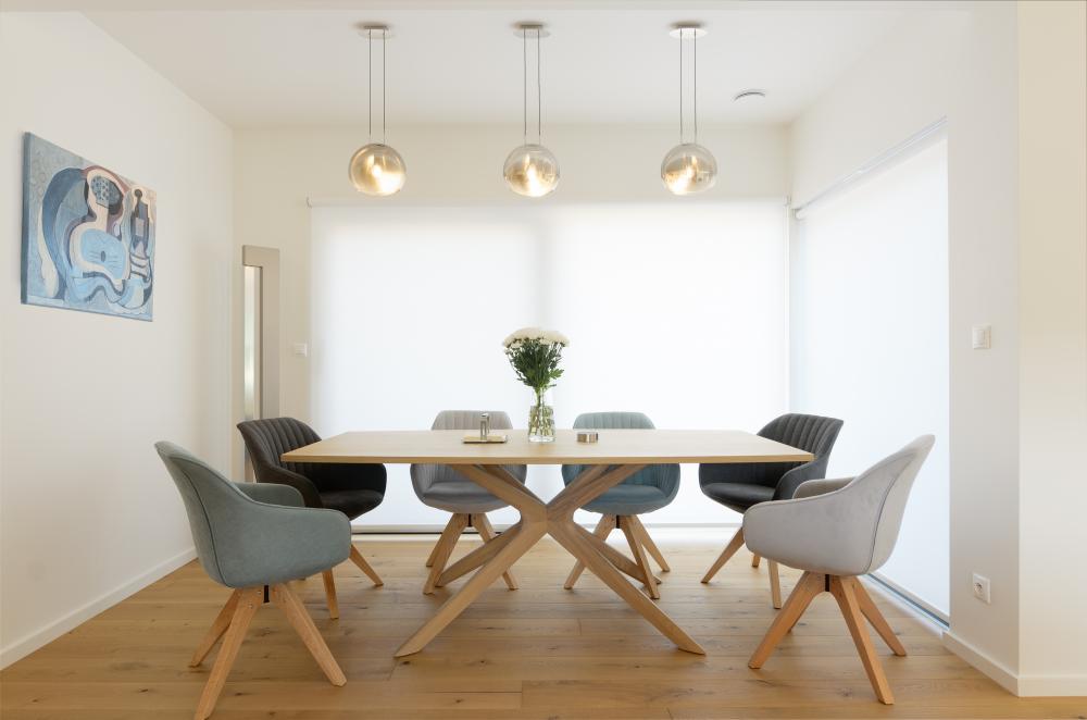 sezení v jídelně v pozadí poloprůsvitná látková roleta v bílé