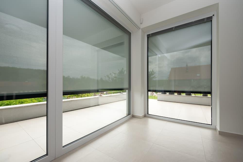 Šedé screenové rolety z vnitřního pohledu