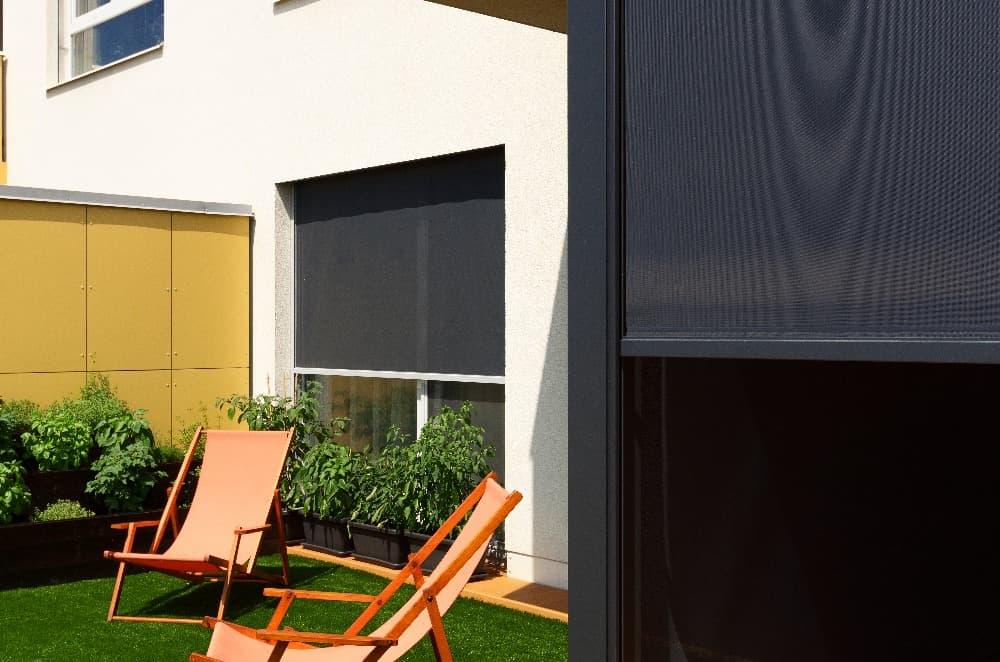 Tmavé screeny na terase s lehátky