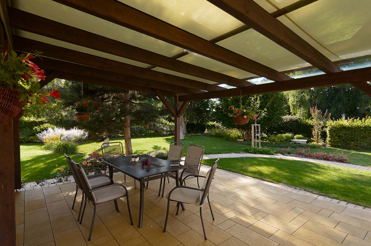 Velká terasa zastřešená pergolou se stíněním zimních zahrad