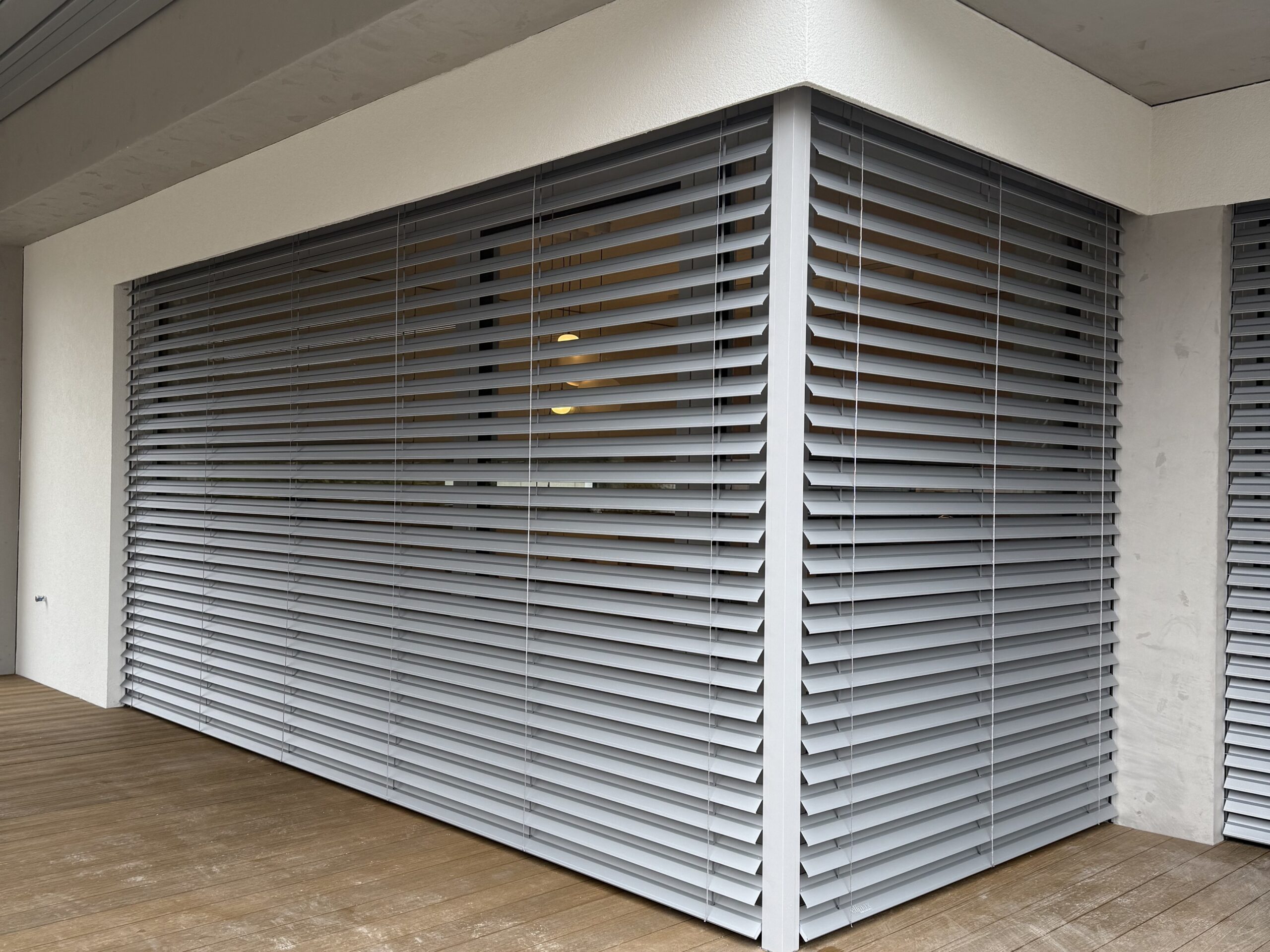 žalúzie na okno, rozdiely medzi montážou žalúzií na rám a do otvoru