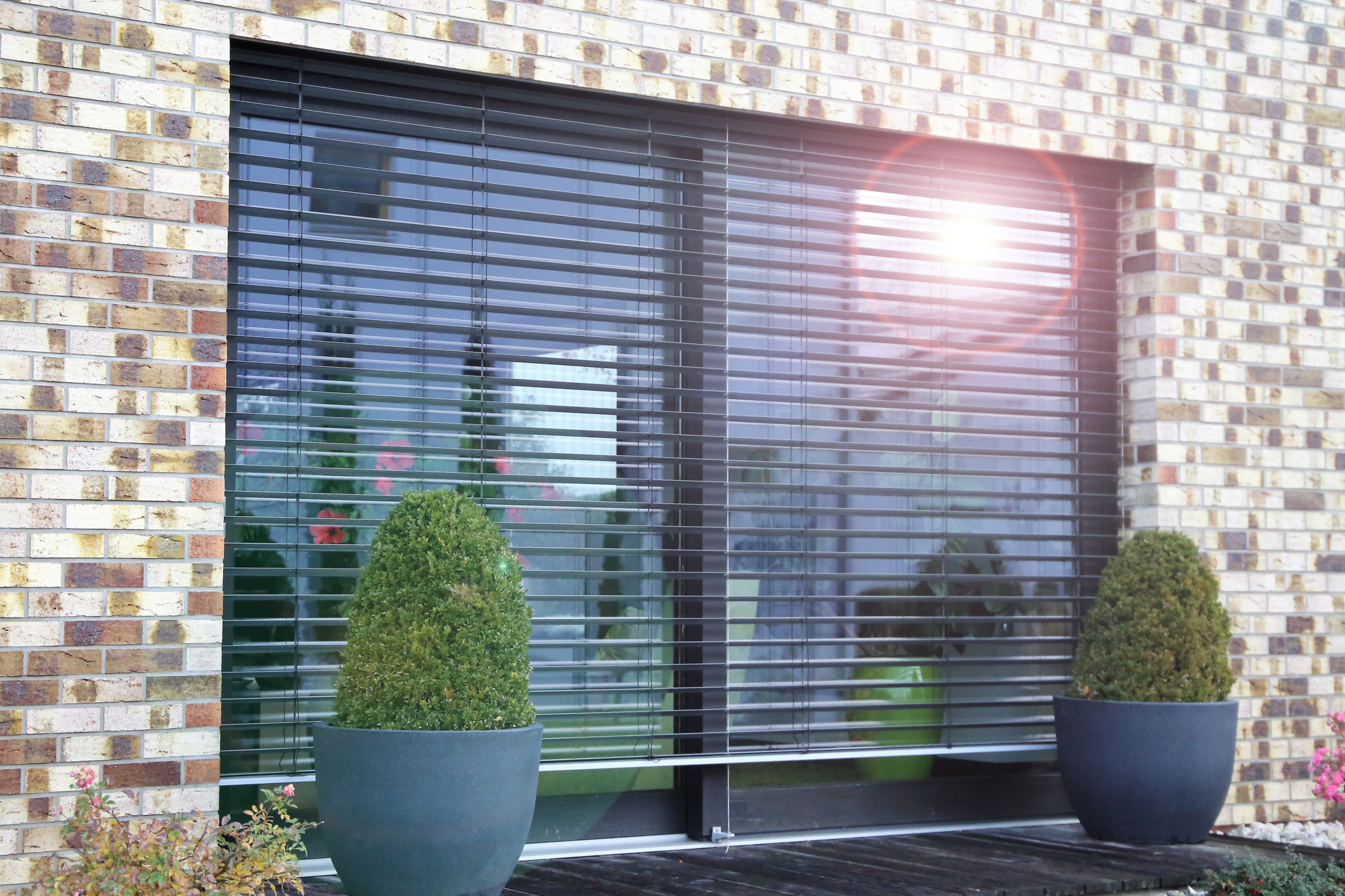 Pre vonkajšie tienenie sú každodennou skúškou ostré slnečné lúče. Hliníkové žalúzie sú však navrhnuté tak, aby odrazili až 95 % slnečných lúčov.